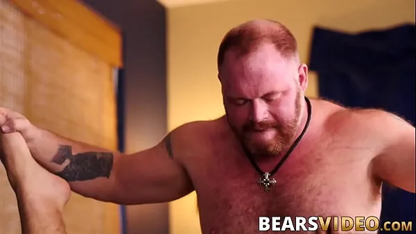 Kuumia Big booty bear bottoms for his lover with a big pair of nuts lämpimiä elokuvia