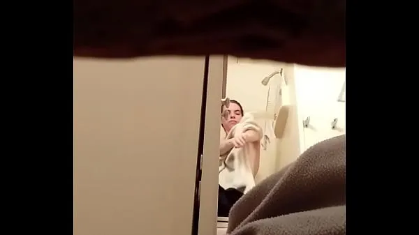 热Spying on sister in shower温暖的电影