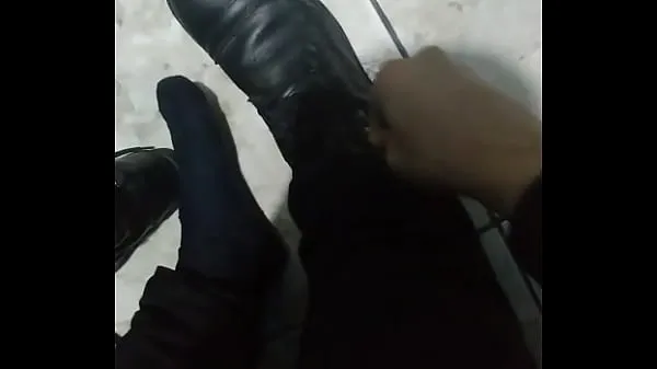 热military master taking off his boot温暖的电影