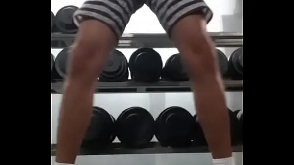 热VOLUMON IN TIGHT SHORT doing squats at the gym温暖的电影