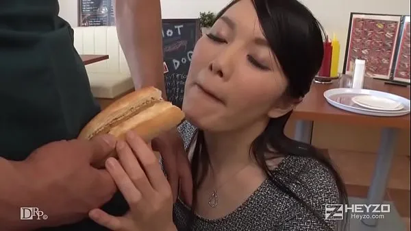 Un journaliste de Mizutani Yui venu rapporter la présence d’un délicieux magasin de hot-dogs à Tokyo. 1 Films chauds