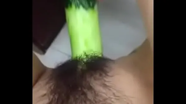 热Teen Girl Gets a Cucumber in Her Pussy温暖的电影