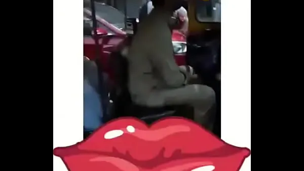 Películas calientes Etiqueta a una chica en un tuktuk cálidas