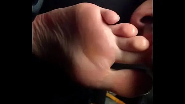 Hotte Amateur couple - sucking my wife's hot little toe in the car varme filmer