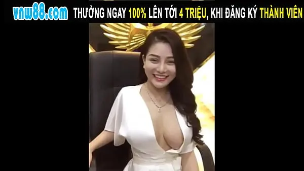 Beautiful Girl With Big Boobs Live Stream Showing Her Breasts Film hangat yang hangat