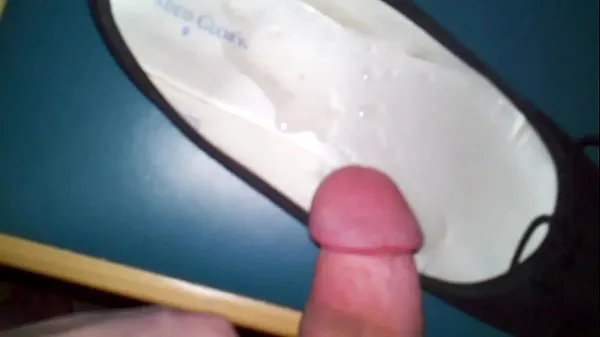 Hot Cumshot in Wifes Shoe Before She Wears Them to Work warm Movies