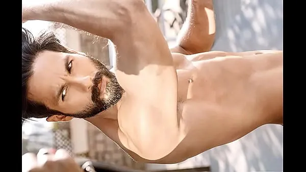 Hot Hot Bollywood actor Shahid Kapoor Nude warm Movies