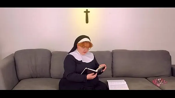 ホットな 赤毛の修道女は、聖書の研究の後にイエスの十字架をファックします 温かい映画