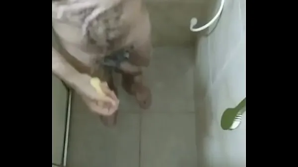 Hairy man caught taking shower by a hidden cam Film hangat yang hangat