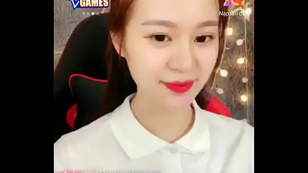 Pure white shirt girl sitting livestream on Uplive Films chauds