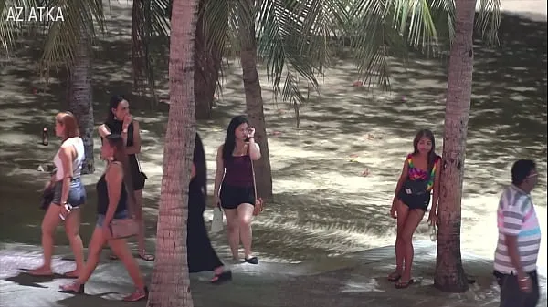 Películas calientes Pattaya Beach Walk NASTY MILF jerks me off and I cum into her waiting mouth for 500 Baht cálidas