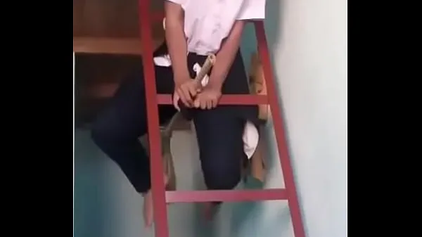 Καυτές The young man climbed the ladder to dance and broke his broom in Lam Dong ζεστές ταινίες