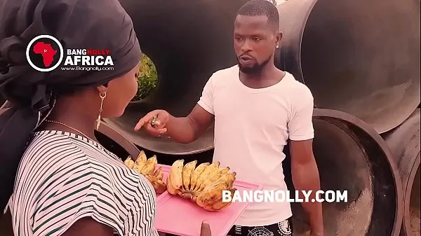 Hotte A lady who sales Banana got fucked by a buyer -while teaching him on how to eat the banana varme filmer