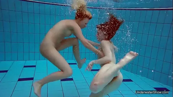 Películas calientes Dos lesbianas calientes en la piscina cálidas