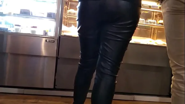 热Brand new girl in sexy leather pants standing in line at the mall's food court温暖的电影