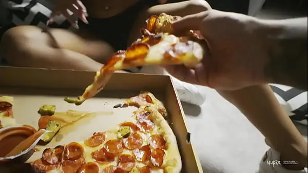 Menő Gorgeous Romanian model eating pizza and Nutella naked meleg filmek