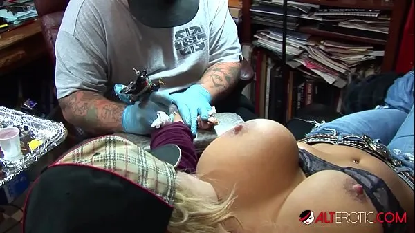 Vroči Shyla Stylez gets tattooed while playing with her tits topli filmi