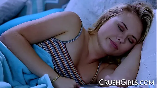Sıcak Hot blonde masturbating while dreaming of licking her busty blonde girlfriend Sıcak Filmler
