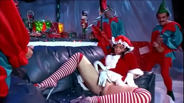ภาพยนตร์ยอดนิยม Scrumptious brunette classis chassis Daphne Rosen enjoys when three Christmas Elves squidge her with their tools เรื่องอบอุ่น