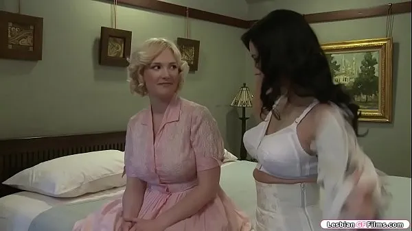 Sıcak Busty blonde visits her brunette friend and they start talking about the size of their that,they get horny and they start kissing each is her friend sucks her tits and licks her pussy.In return she does the same to her friend Sıcak Filmler