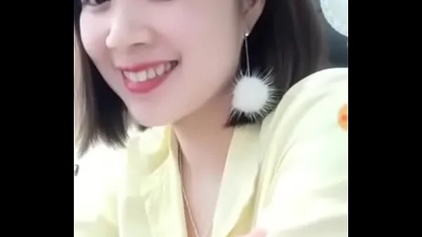 Hot Beautiful staff member DANG QUANG WATCH deliberately exposed her breasts warm Movies