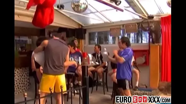 Vroči Young Euro jocks cum hard after fucking in cafe orgy topli filmi