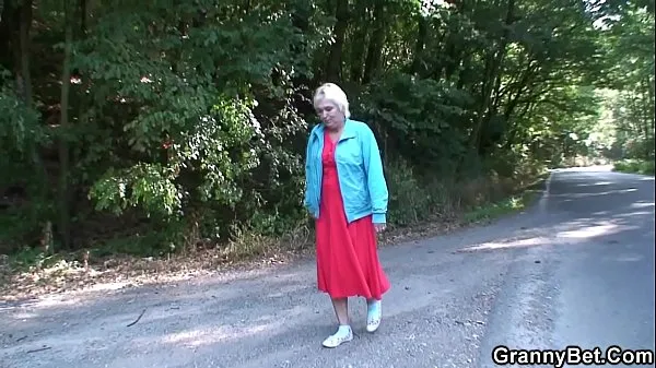 Hitchhiking blonde granny picked up and doggy-fucked roadside Film hangat yang hangat
