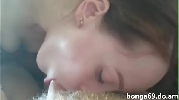 Bikini Girl russe suce la bite parfaitement et rit en surprise quand obtient du sperme dans sa bouche Films chauds