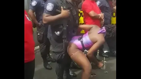 뜨거운 Popozuda Negra Sarrando at Police in Street Event 따뜻한 영화