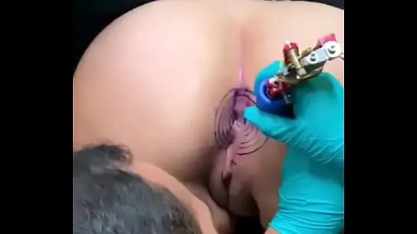 Menő They get a tattoo on her ass meleg filmek