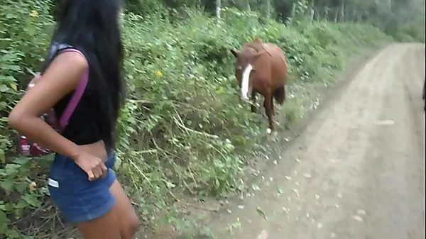 Une jeune fille thaïlandaise du Pérou à l'Équateur, une bite de cheval à un creampie Films chauds