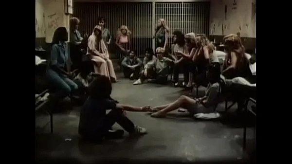 뜨거운 Chained Heat (alternate title: Das Frauenlager in West Germany) is a 1983 American-German exploitation film in the women-in-prison genre 따뜻한 영화