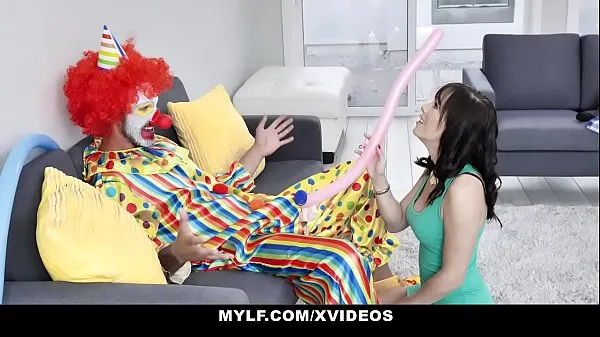 Горячие MYLF - Сексуальная пума (Alana Cruise) трахается с клоуном с большим хуемтеплые фильмы