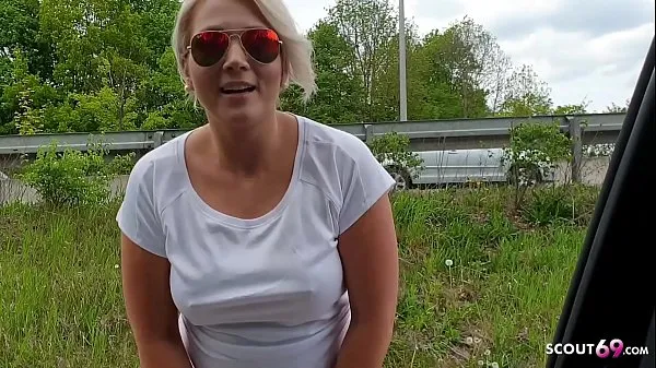 German Big tits MILF Hitchhiker give Blowjob by Drive in Car for Thanks Film hangat yang hangat