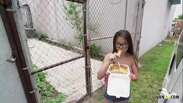 뜨거운 Asian Spinner Lulu Chu Fucked for Money and Food in a moving van 따뜻한 영화