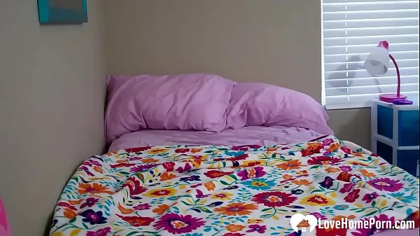 Gorące Sexy girl filmed while masturbating on bedciepłe filmy