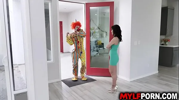Horny clown surprend une MILF chaude avec un sexe d'anniversaire Films chauds