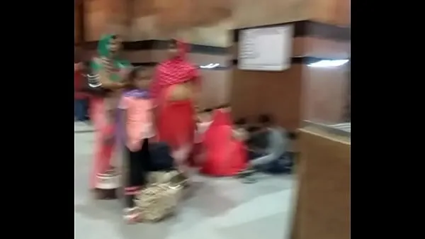 Hotte Aunty navel slips on railway station varme filmer