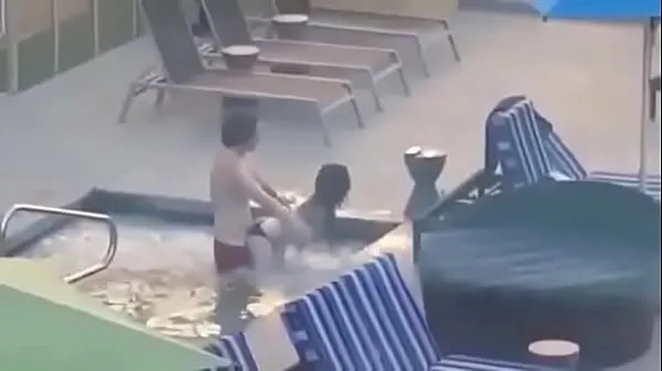 뜨거운 Caught couple fucking in the pool at home 따뜻한 영화