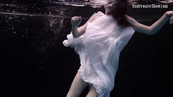 热Andrejka does astonishing underwater moves温暖的电影