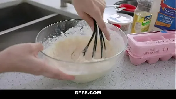 Kuumia Shake and bake teens share a big cock after cooking lämpimiä elokuvia