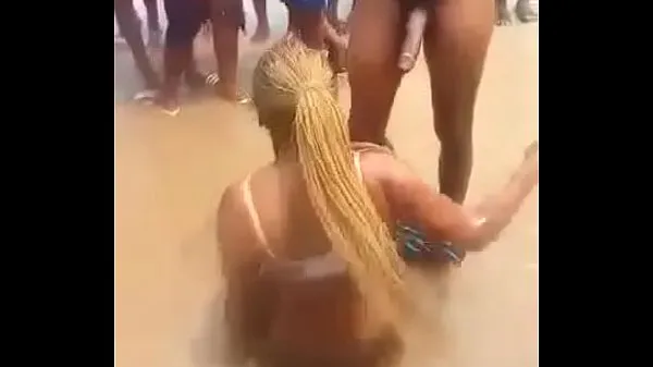Hotte Liberian cracked head give blowjob at the beach varme filmer