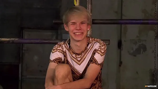 Hotte Slim blond twink submits to wax t varme film