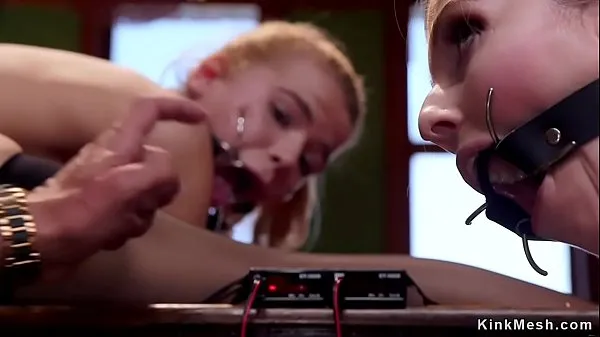Vroči Master plugs subs on shocking butt plugs topli filmi