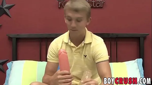 Hete Twinks stuffs his ass with a dildo solo warme films