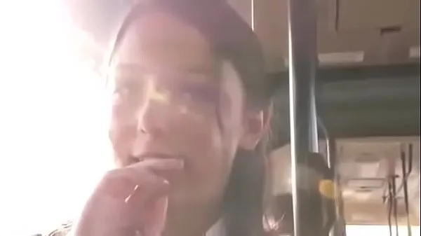 热Girl stripped naked and fucked in public bus温暖的电影