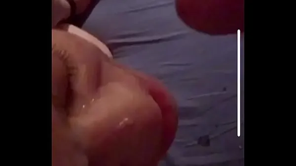Hotte Sloppy blowjob ends with huge facial for young slut (POV varme filmer