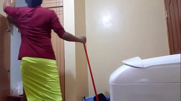 Hotte Prostitutes Cleaning Her Home varme film