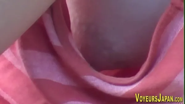 Kuumia Asian babes side boob pee on by voyeur lämpimiä elokuvia