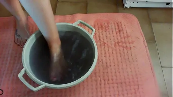 Heiße Submission Video g., in einem schmutzigen Keller mit völlig nackten Füßen zu stehenwarme Filme